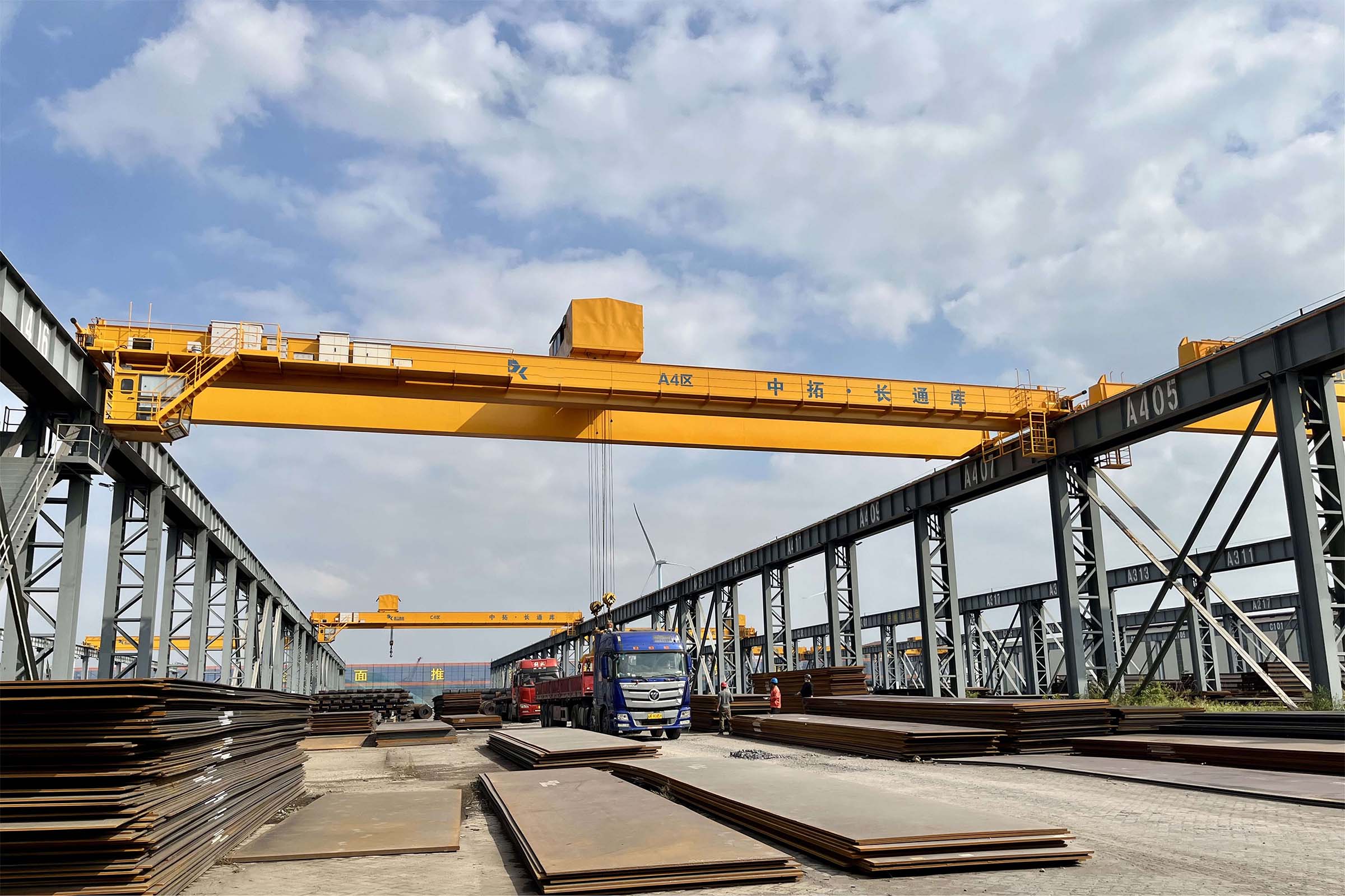 工人在浙商AG尊时凯龙人生就长通物流库装卸货物 工人在浙商AG尊时凯龙人生就长通物流库装卸货物